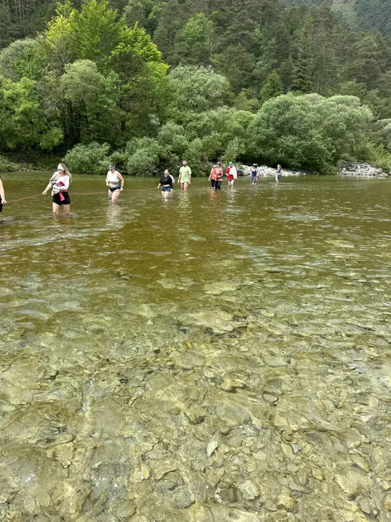 Achtsames Wandern durch den Fluss beim Retreat