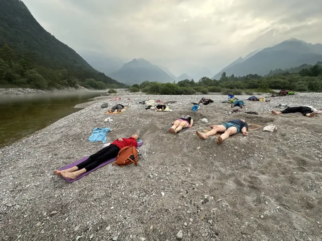 Tiefenentspannung beim Yoga Retreat in der Natur