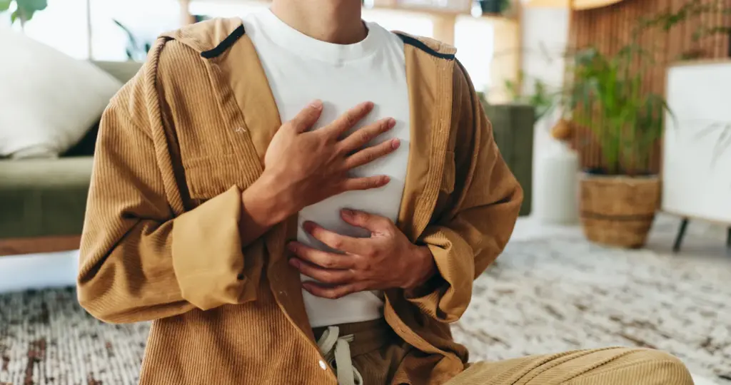 Hände auf Brust und Bauch – Breathwork mit der Ekadasi Kriya