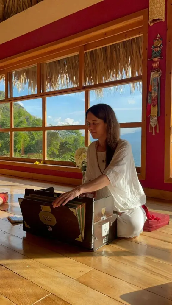 Jenika Bronson am Harmonium