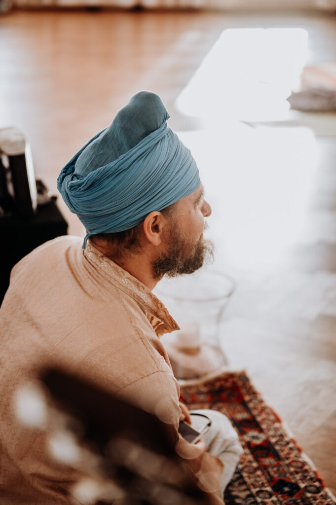 Wolfgang Hasenhütl mit blauem Turban beim Kundalini Yoga Workshop