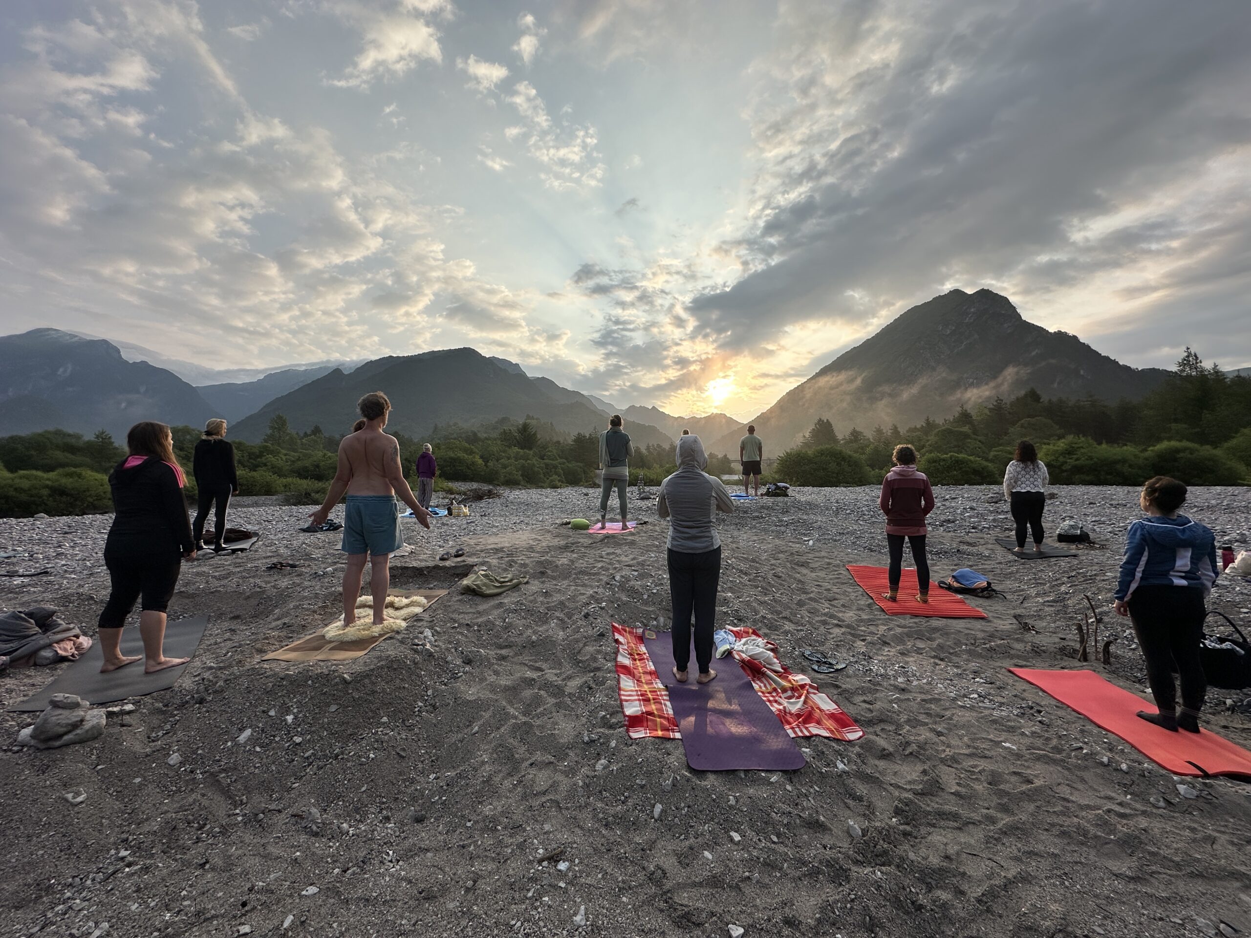 Kundalini Yoga Gruppe am Flussufer im Retreat