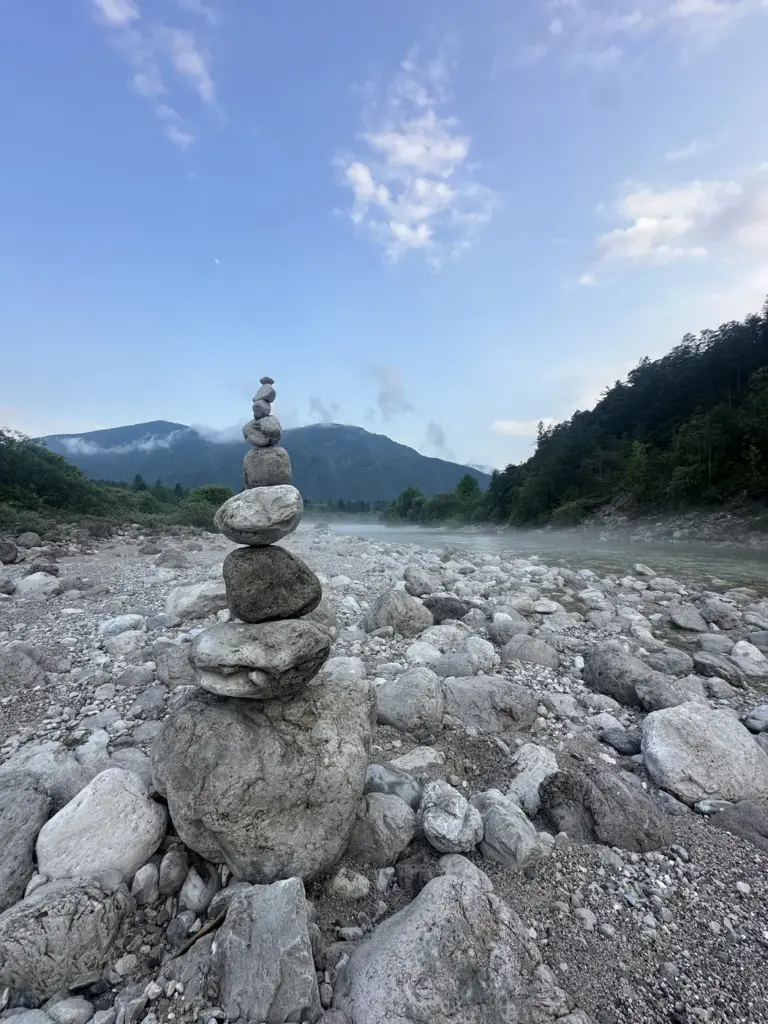 Steinmann am Tagliamento beim Yoga Retreat