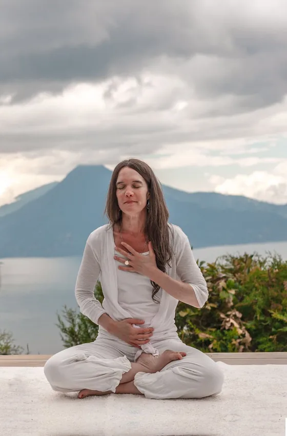 Jenika Bronson in Meditation am Atitlán-See